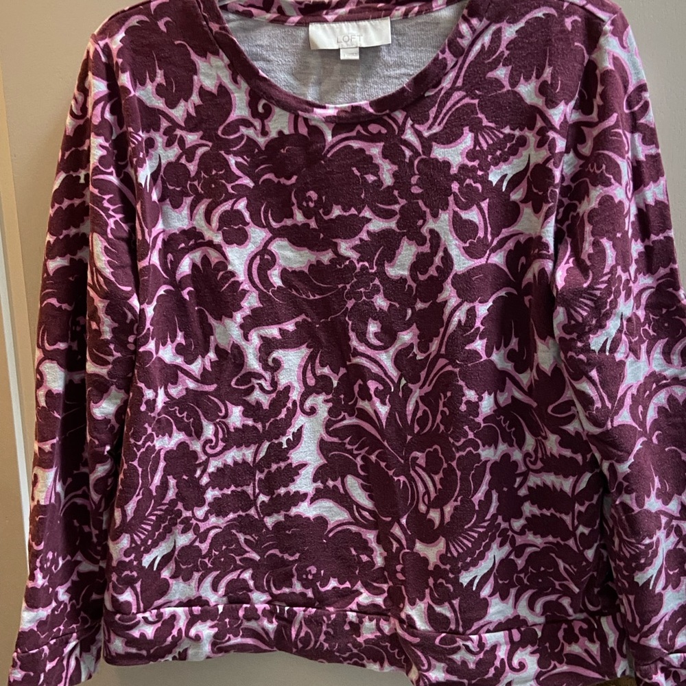 🍀2/$15 LOFT sweatshirt